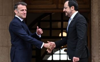 Με Μιχάλη Βιολάρη συνόδευσε την επίσκεψή του στην Κύπρο ο Μακρόν