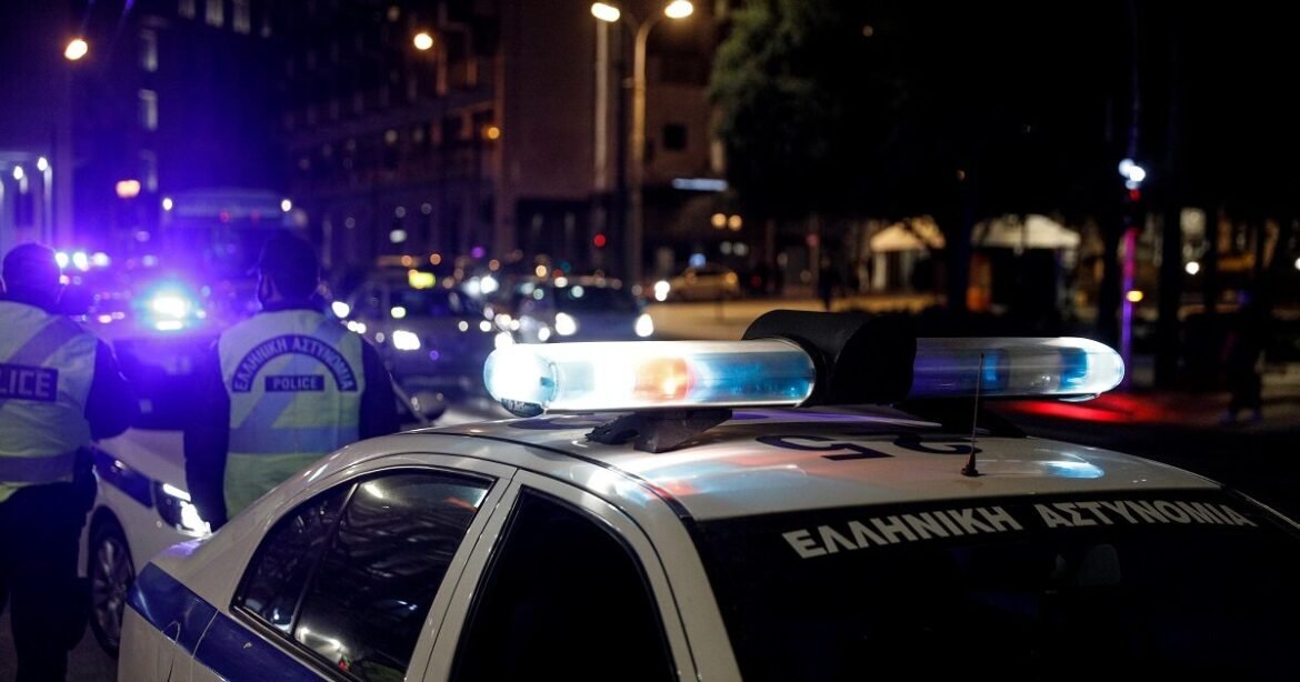 Νέος Κόσμος: Συναγερμός για άνδρα που έχει ταμπουρωθεί στο σπίτι του