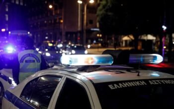 Νέος Κόσμος: Συναγερμός για άνδρα που έχει ταμπουρωθεί στο σπίτι του