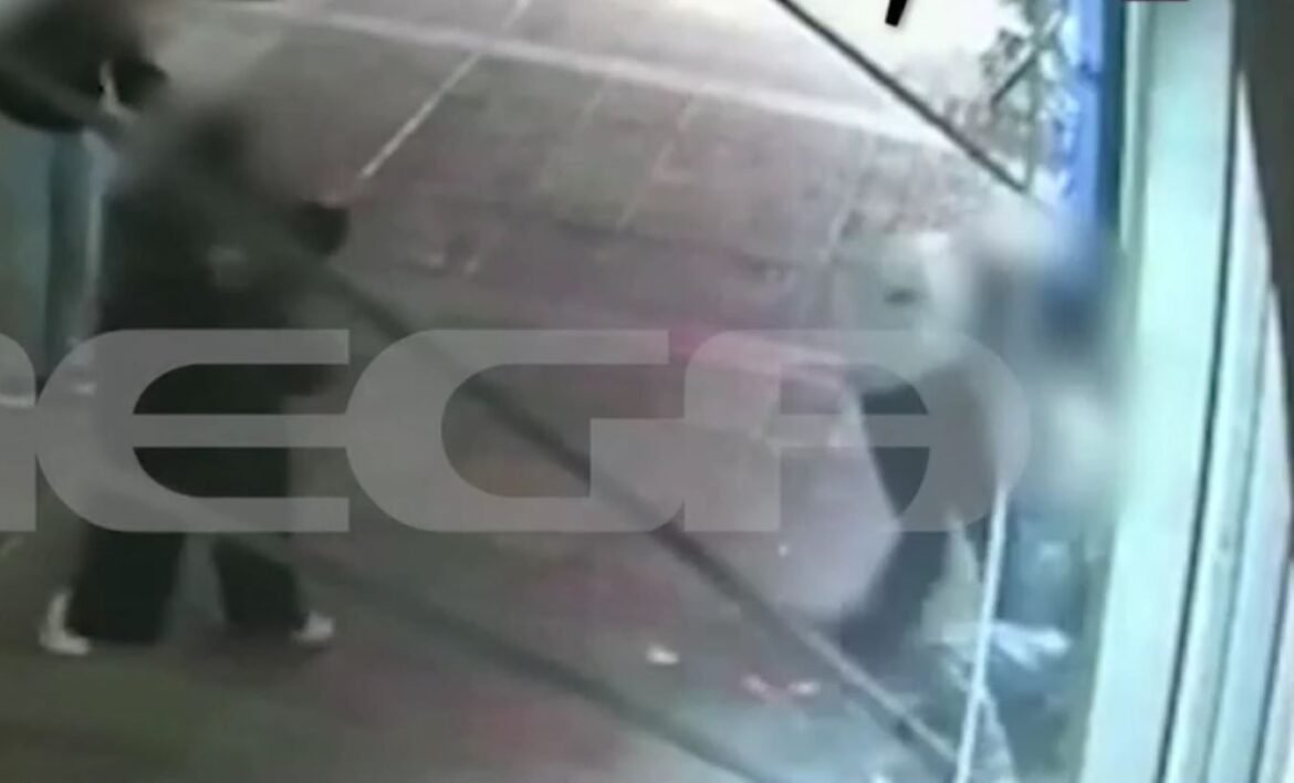 Αγία Βαρβάρα: Σοβαρή συμπλοκή ανάμεσα σε δύο 19χρονες – Την έσπρωξε σε τζαμαρία