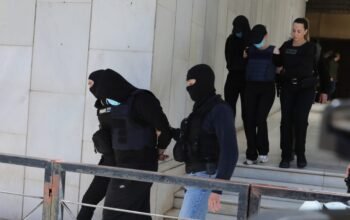 Δολοφονία στον Άγιο Δημήτριο: «Πώς να συμπεριφερθούμε στους ανθρώπους που χάσανε ένα παιδί» – Συγκλονίζει ο