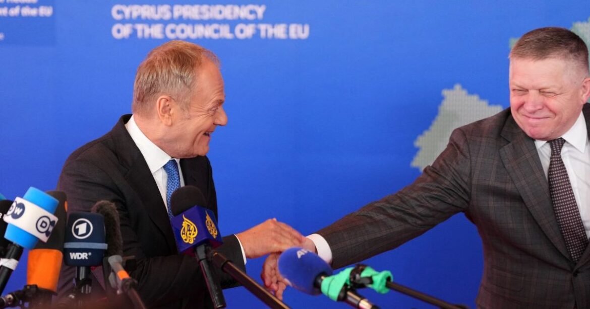 «Πρώτη φορά χωρίς Ρώσους στο δωμάτιο»: Η «μπηχτή» του Τουσκ για Όρμπαν και Φίτσο στη Σύνοδο Κορυφής