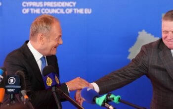 «Πρώτη φορά χωρίς Ρώσους στο δωμάτιο»: Η «μπηχτή» του Τουσκ για Όρμπαν και Φίτσο στη Σύνοδο Κορυφής