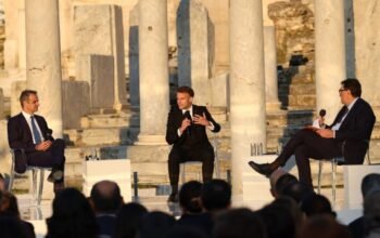 Μακρόν σε Μητσοτάκη: «Αν η κυριαρχία σας απειλείται, θα είμαστε εδώ για εσάς»