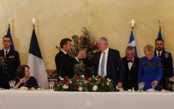 Μακρόν προς Τασούλα στα ελληνικά: «Ελλάς-Γαλλία, συμμαχία» – Το επίσημο δείπνο