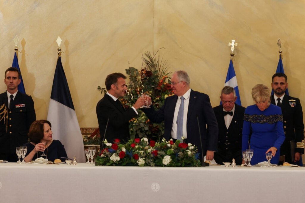 Μακρόν προς Τασούλα στα ελληνικά: «Ελλάς-Γαλλία, συμμαχία» – Το επίσημο δείπνο