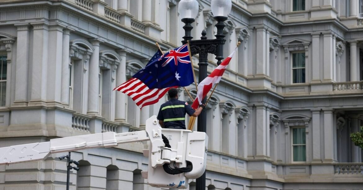 Απίστευτη γκάφα στις ΗΠΑ: Κρέμασαν λάθος σημαίες για τον Βασιλιά Κάρολο (εικόνες)