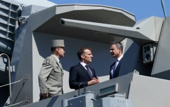 Μητσοτάκης – Μακρόν στη φρεγάτα «Κίμων»
