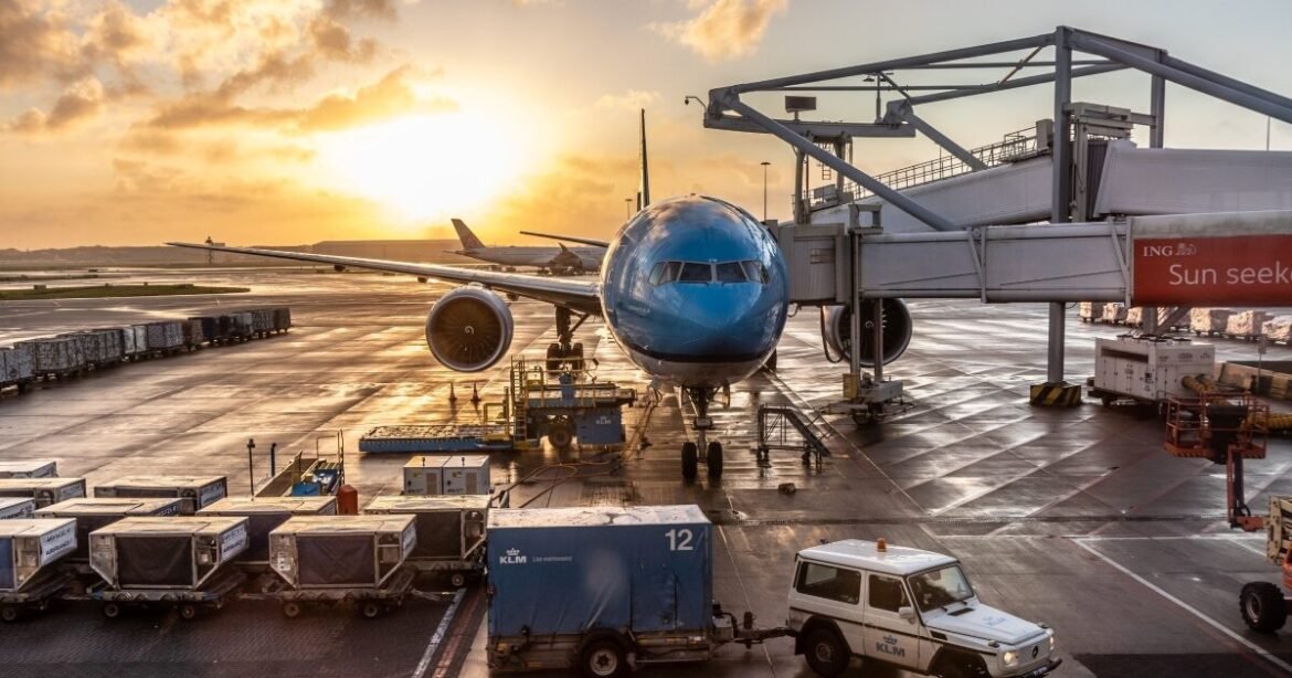 Politico: Τρία σενάρια για τον τουρισμό και τις αερομεταφορές στη σκιά του πολέμου στο Ιράν