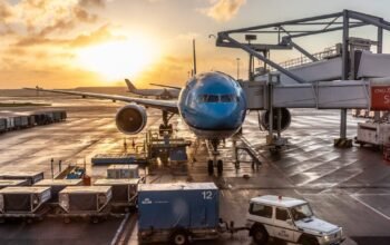 Politico: Τρία σενάρια για τον τουρισμό και τις αερομεταφορές στη σκιά του πολέμου στο Ιράν