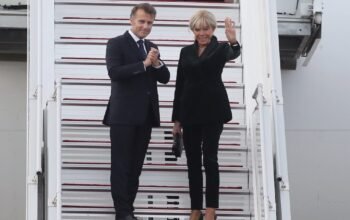 Μακρόν: «Αν η κυριαρχία σας απειλείται, θα είμαστε εδώ» – Το βίντεο από την Αθήνα