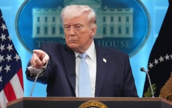 Ο «ταύρος στο υαλοπωλείο»: Το Reuters για το gala στον Λευκό Οίκο με τους ανταποκριτές του Τύπου