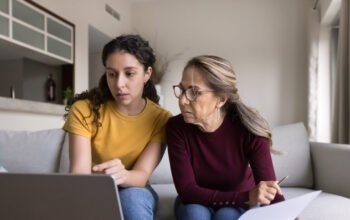 Συνταξιούχοι, οικογένειες, ενοικιαστές: Πώς το όφελος από τα νέα μέτρα «ακουμπά» και τη μεσαία τάξη