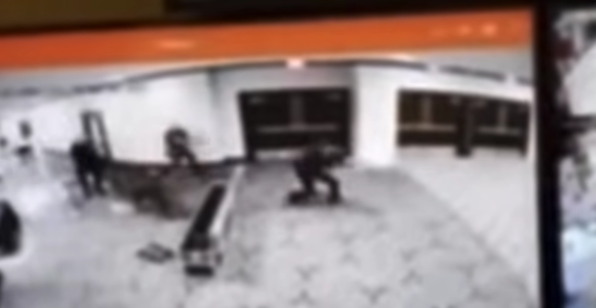 Βίντεο: Η στιγμή της επίθεσης του ενόπλου στη δεξίωση των ανταποκριτών του Λευκού Οίκου με τον Τραμπ