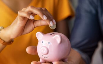 Ιστορικό υψηλό 17ετίας στο διαθέσιμο εισόδημα των νοικοκυριών το 2025