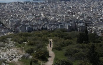 Για μία παρατήρηση έγινε η αιματηρή επίθεση με τραυματίες στον λόφο Φιλοπάππου – «Ούτε πρόλαβα να τον δω»