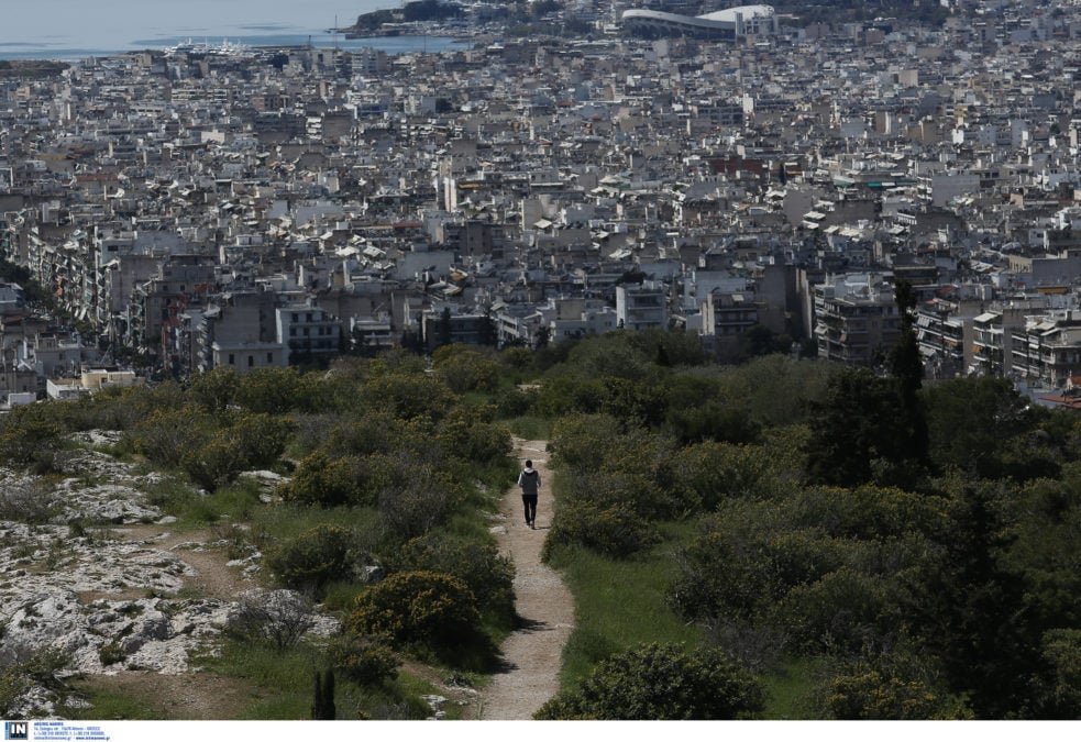 Για μία παρατήρηση έγινε η αιματηρή επίθεση με τραυματίες στον λόφο Φιλοπάππου – «Ούτε πρόλαβα να τον δω»
