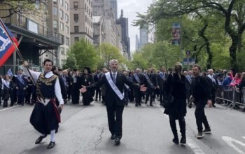 Επίτιμοι επικεφαλής οι Νίκος Τσάκος και Τζον Κατσιματίδης στην ελληνική παρέλαση της Ν. Υόρκης