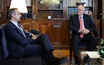 Στον Τασούλα ο Μητσοτάκης: «Μήπως έπρεπε να πούμε bonjour;» και μια αναδρομή σε Ανδρέα Παπανδρέου για το χρέος