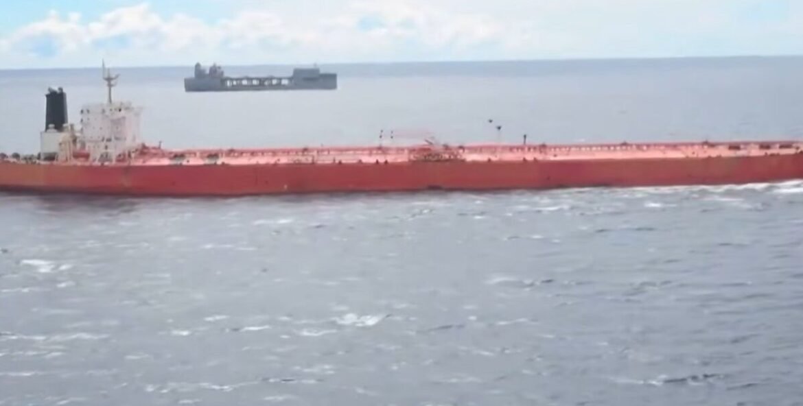 Το πλωτό βενζινάδικο του Ιράν: Στην μέση του ωκεάνιου «πουθενά» το πετρέλαιο αλλάζει τάνκερ