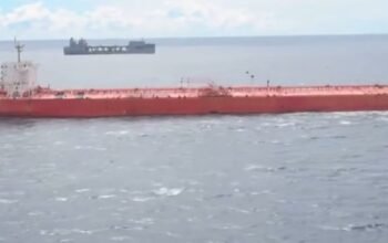 Το πλωτό βενζινάδικο του Ιράν: Στην μέση του ωκεάνιου «πουθενά» το πετρέλαιο αλλάζει τάνκερ