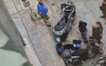 Παγκράτι: Με σπασμένο αστράγαλο η 23χρονη οδηγός, ίσως χρειαστεί να υποβληθεί σε επέμβαση – Παραμένει