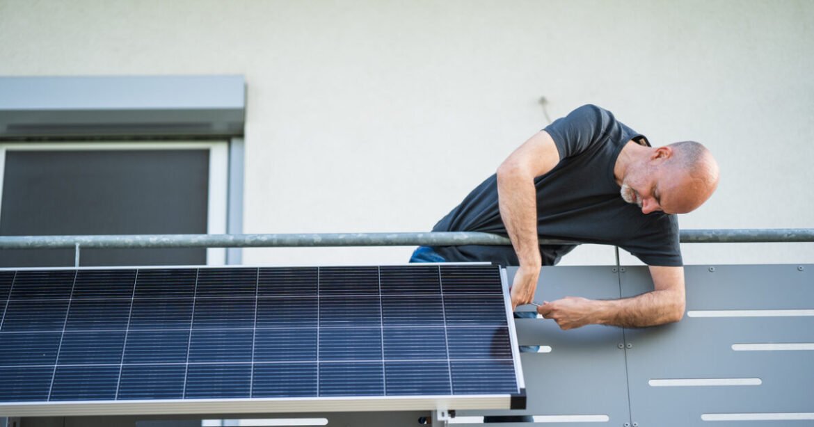 Φωτοβολταϊκά στα μπαλκόνια προωθεί το ΥΠΕΝ – Επιφυλάξεις εκφράζονται από τους ειδικούς
