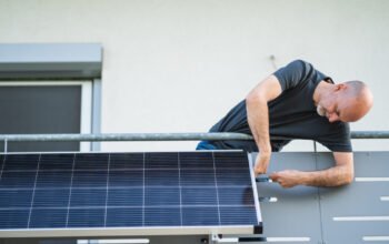 Φωτοβολταϊκά στα μπαλκόνια προωθεί το ΥΠΕΝ – Επιφυλάξεις εκφράζονται από τους ειδικούς