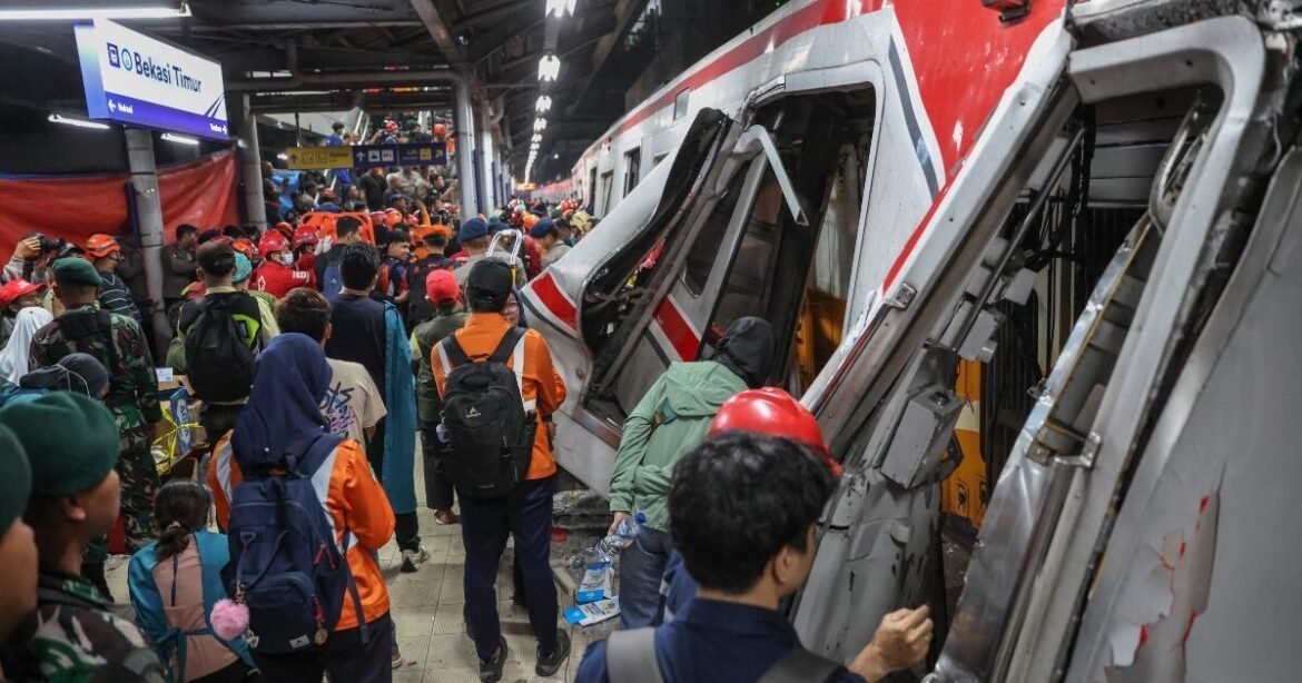 Τραγωδία στην Ινδονησία: 14 νεκροί και 81 τραυματίες από σύγκρουση τρένων – Μάχη για τους εγκλωβισμένους