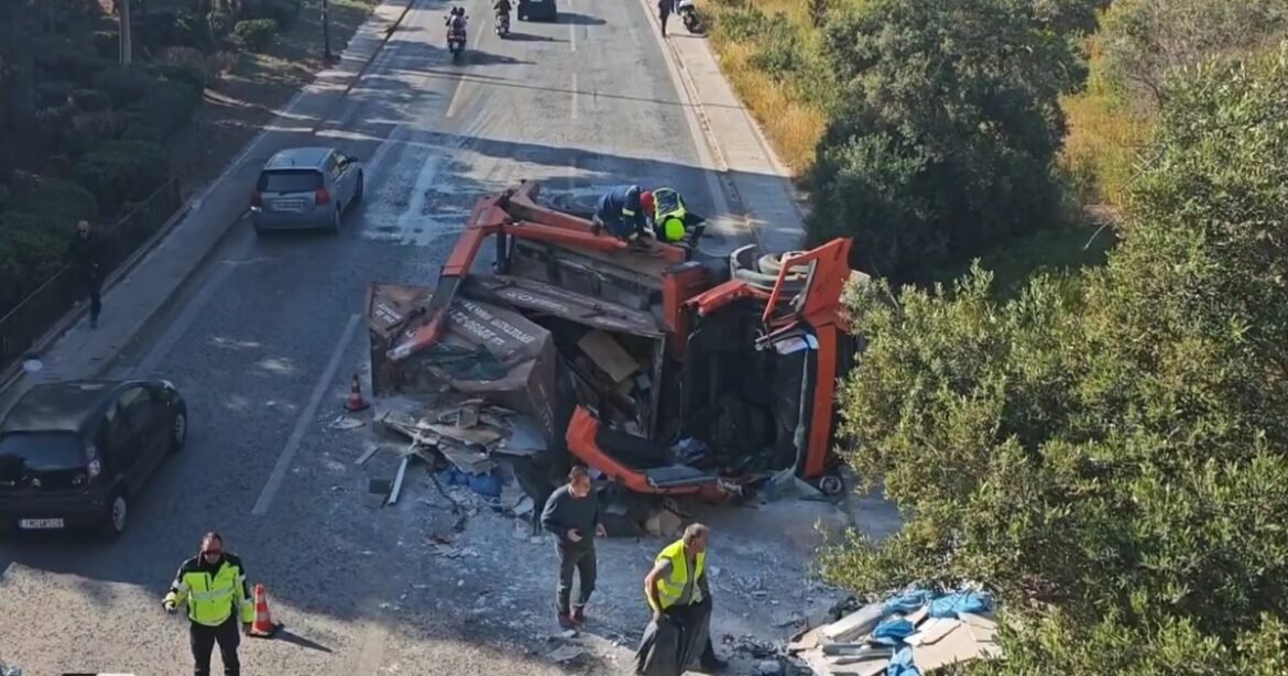 Λεωφόρος Βουλιαγμένης: Ντελαπάρισε φορτηγό, απεγκλωβίστηκε ο οδηγός – Ουρές χιλιομέτρων στο ρεύμα προς Γλυφάδα