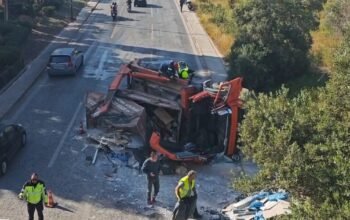 Λεωφόρος Βουλιαγμένης: Ντελαπάρισε φορτηγό, απεγκλωβίστηκε ο οδηγός – Ουρές χιλιομέτρων στο ρεύμα προς Γλυφάδα