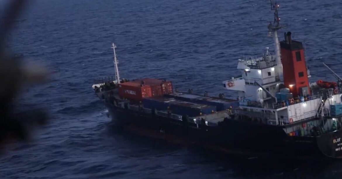 Νέο αμερικανικό ρεσάλτο σε φορτηγό πλοίο στην Αραβική Θάλασσα (Βίντεο)