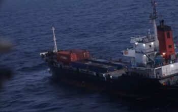 Νέο αμερικανικό ρεσάλτο σε φορτηγό πλοίο στην Αραβική Θάλασσα (Βίντεο)