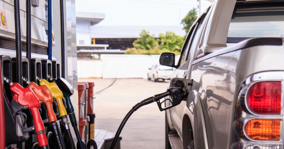 Καύσιμα: Γκρίνια στις ΗΠΑ για το άλμα 40% της βενζίνης αφότου άρχισε ο πόλεμος στο Ιράν – Πληρώνουν όμως τα μισά από τους Ευρωπαίους