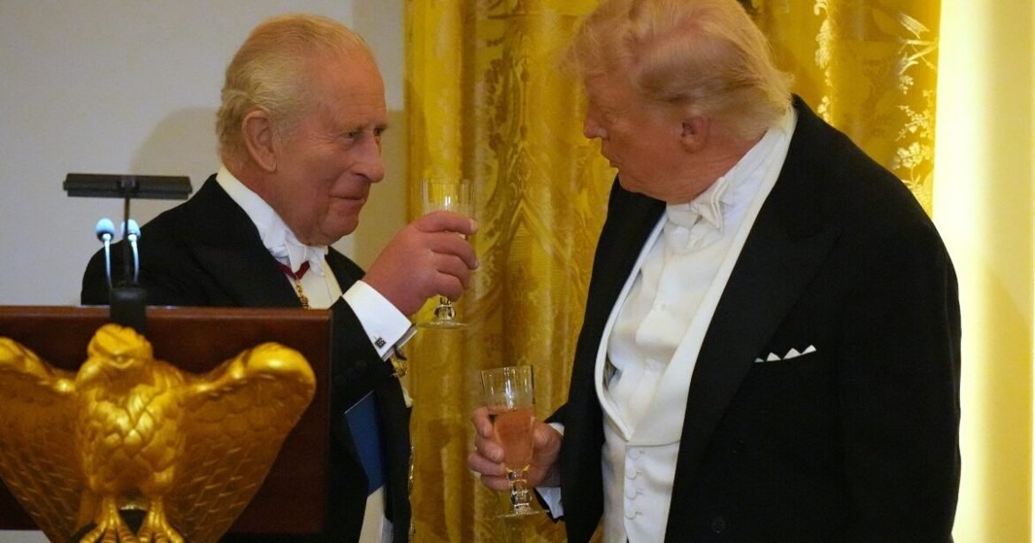 Ο Κάρολος «δίκασε» τον Τραμπ αλά βρετανικά – «Αν δεν ήμασταν εμείς, θα μιλούσατε γαλλικά»