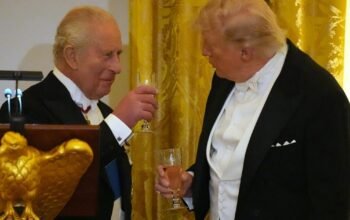 Ο Κάρολος «δίκασε» τον Τραμπ αλά βρετανικά – «Αν δεν ήμασταν εμείς, θα μιλούσατε γαλλικά»