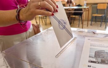 Δημοσκόπηση Metron Analysis: Υποχωρεί στο 28,6% η ΝΔ, στο 15% το ΠΑΣΟΚ