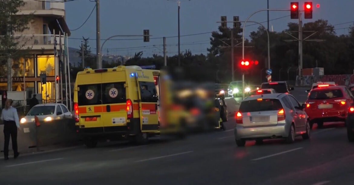 Τροχαίο στην Ποσειδώνος στο ρεύμα προς Γλυφάδα: Έντονη κίνηση στο σημείο, κλειστή η αριστερή λωρίδα