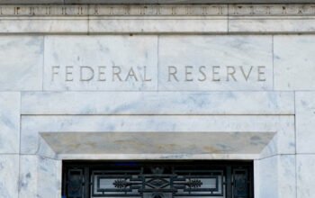 Η Fed διατήρησε αμετάβλητα τα επιτόκια για 3η διαδοχική συνεδρίαση και την τελευταία του Πάουελ