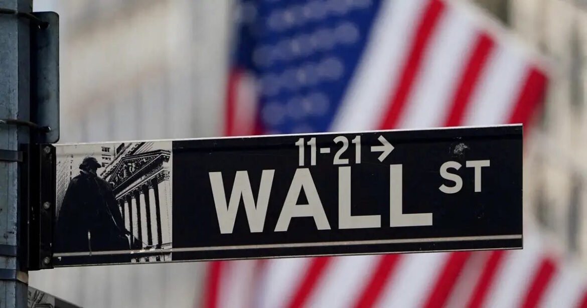 Wall Street: Συνεχίστηκε το πτωτικό σερί για τον Dow υπό την πίεση της Fed και του ράλι του πετρελαίου