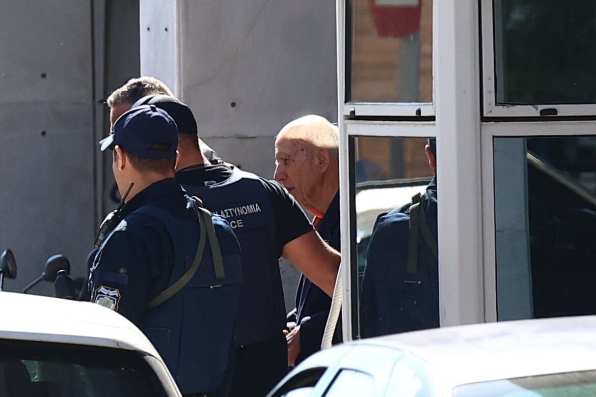 Μαρτυρίες ανθρώπων που ήρθαν πρόσωπο με πρόσωπο με τον 89χρονο: «Με κοίταξε κατάματα και έβαλε το χέρι στην