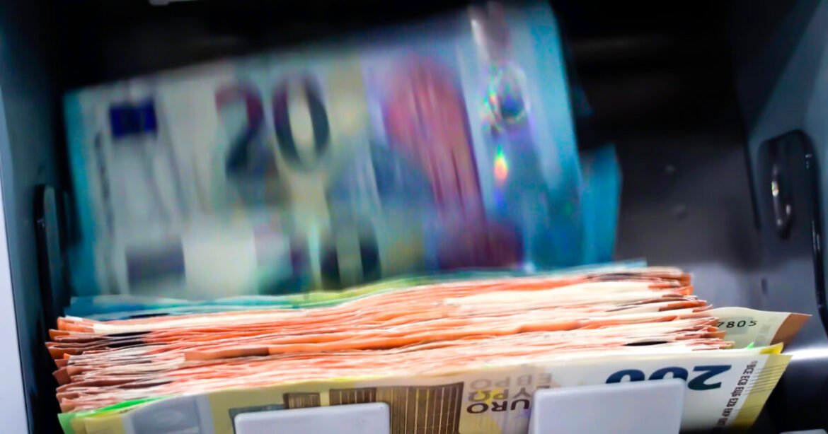 Στο στόχαστρο της ΑΑΔΕ e-shops και υπαίθριες αγορές ^ οι προβλέψεις της S&P για την ανάπτυξη ^ πονοκέφαλος λόγω νέων ΚΑΔ ^ το νέο «χτύπημα» της ΓΕΚ