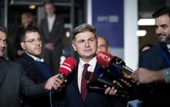 Τη συμπόρευσή του με το ΠΑΣΟΚ ανακοίνωσε ο Νικόλας Φαραντούρης