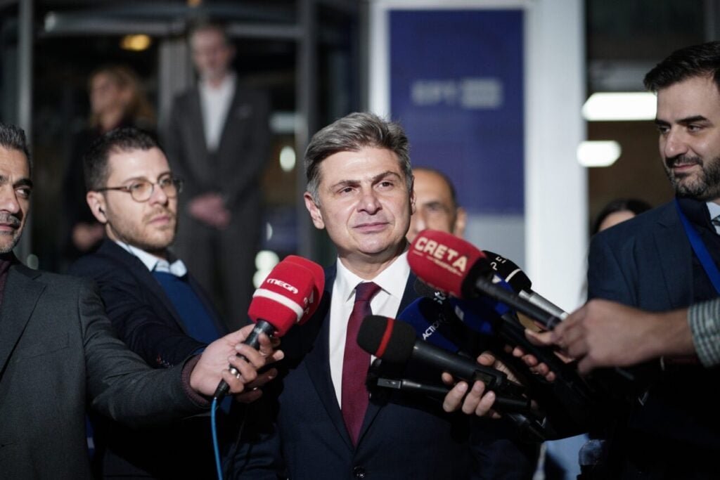 Τη συμπόρευσή του με το ΠΑΣΟΚ ανακοίνωσε ο Νικόλας Φαραντούρης