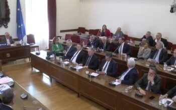 «Μύλος» στη Βουλή για τις ακέφαλες Ανεξάρτητες Αρχές – Σφοδρή σύγκρουση Κωνσταντοπούλου-Δουδωνή