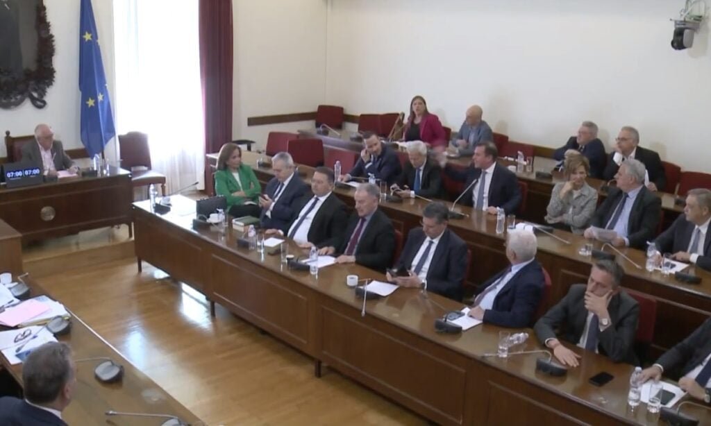 «Μύλος» στη Βουλή για τις ακέφαλες Ανεξάρτητες Αρχές – Σφοδρή σύγκρουση Κωνσταντοπούλου-Δουδωνή