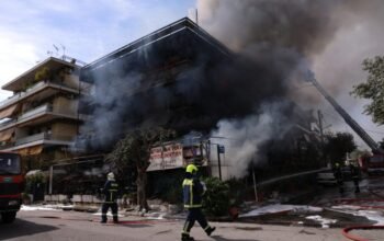 Ίλιον: Επεκτάθηκε σε διαμερίσματα η μεγάλη φωτιά που ξέσπασε σε κατάστημα ανταλλακτικών αυτοκινήτων – ΦΩΤΟ και ΒΙΝΤΕΟ αναγνώστη
