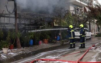 Ίλιον: Υπό έλεγχο η φωτιά που ξέσπασε σε κατάστημα ανταλλακτικών