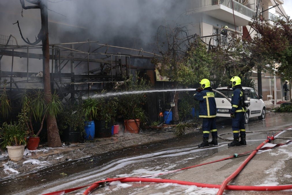 Ίλιον: Υπό έλεγχο η φωτιά που ξέσπασε σε κατάστημα ανταλλακτικών