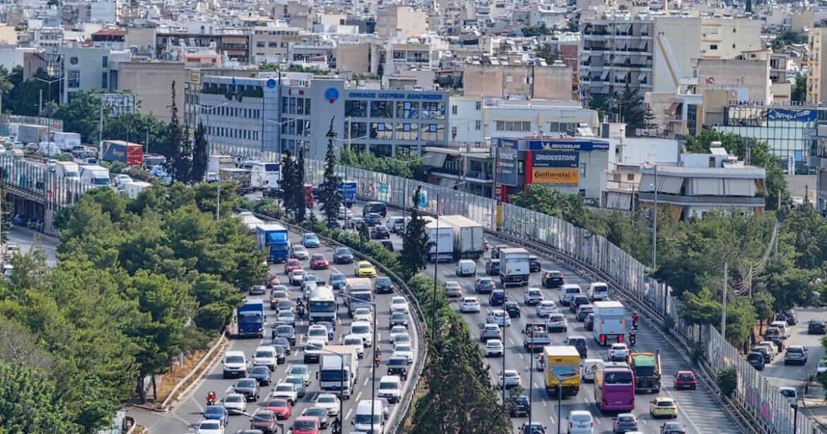 Κίνηση στους δρόμους: Κυκλοφοριακό κομφούζιο σε όλη την Αθήνα – «Κατακόκκινος» ο Κηφισός, η Αττική οδός και το κέντρο